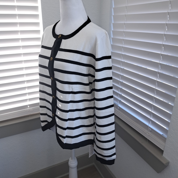 Elegant Black and White Striped Cardigan - Picture 6 of 9